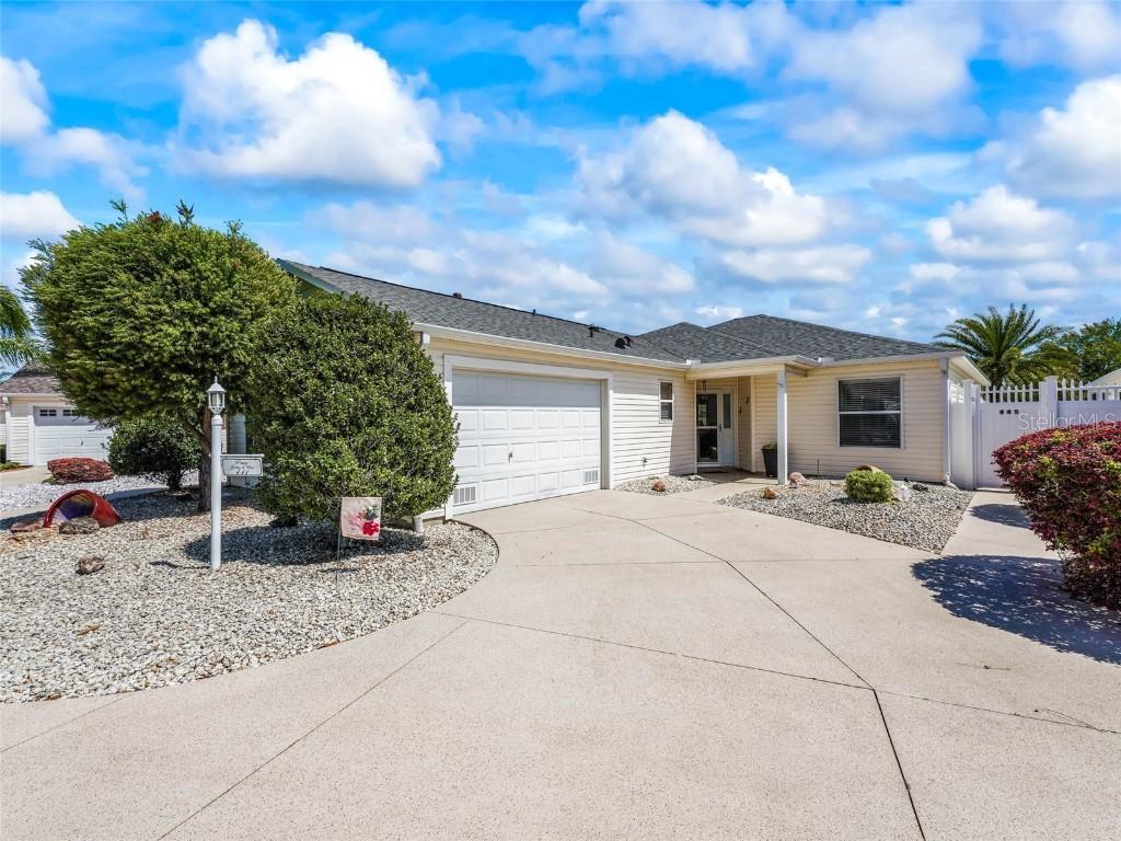 441 Valverda Dr., The Villages, FL 32162