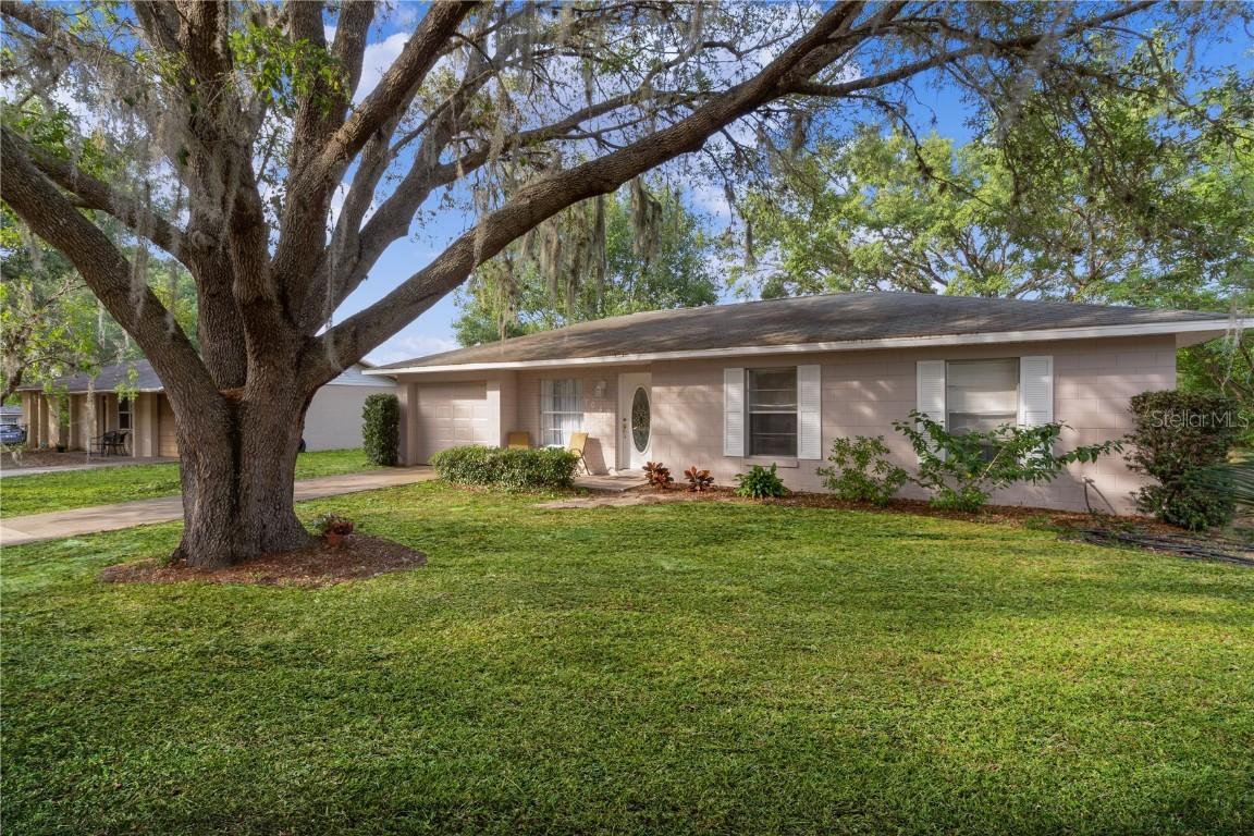 1049 Birch Blvd., Tavares, FL 32778