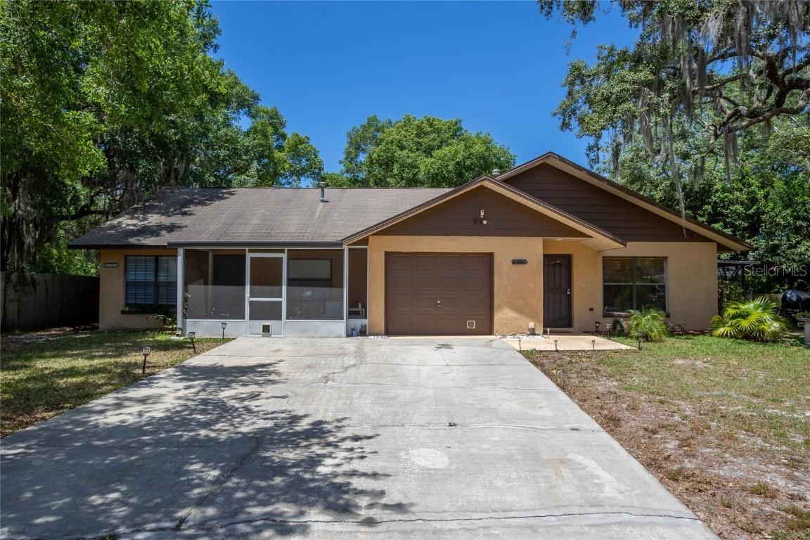 37351 Chicago Ave., Umatilla, FL 32784