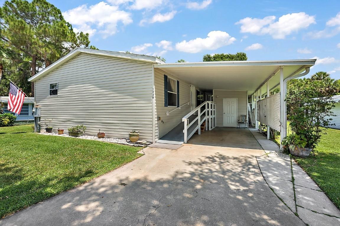 122 Shadow Woods Ln. #D, Eustis, FL 32726