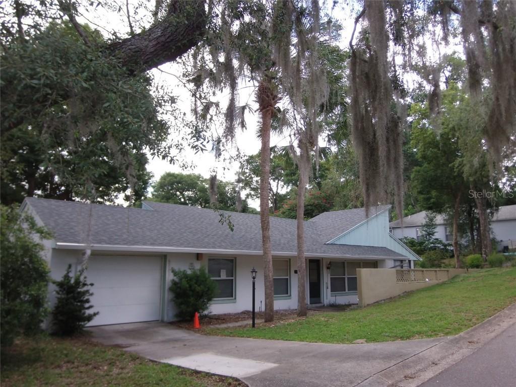 54 Townhill Dr., Eustis, FL 32726