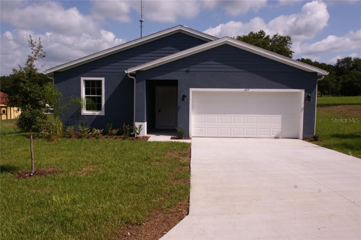 207 Forest Park Ln., Lady Lake, FL 32159