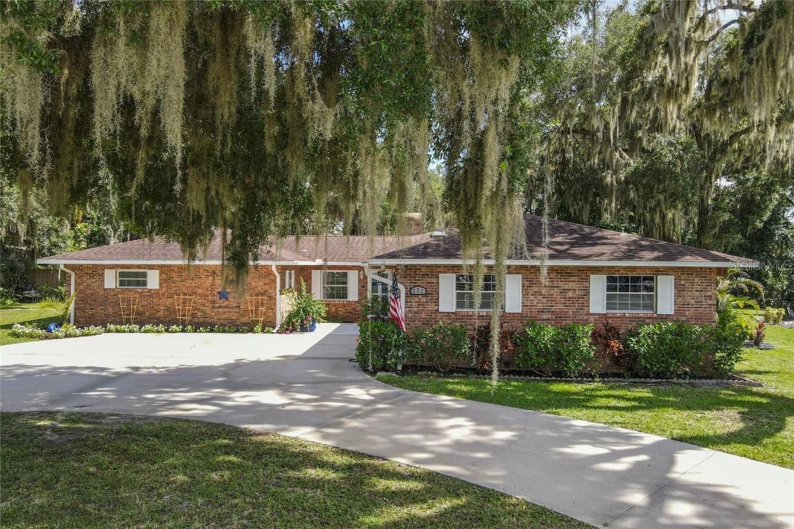 721 W Nelson St., Tavares, FL 32778