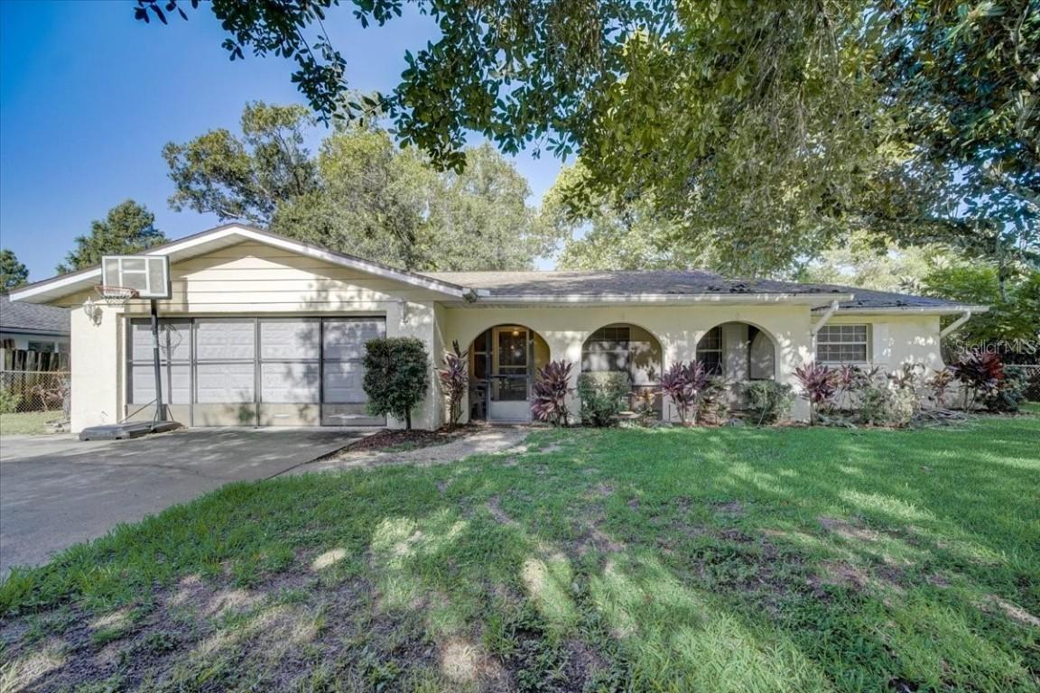 27922 Tammi Dr., Tavares, FL 32778