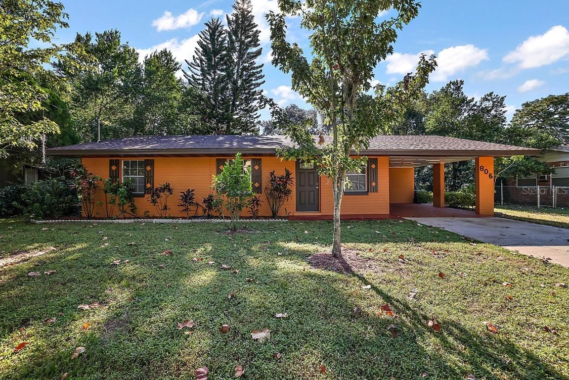 806 Dora Ave., Tavares, FL 32778