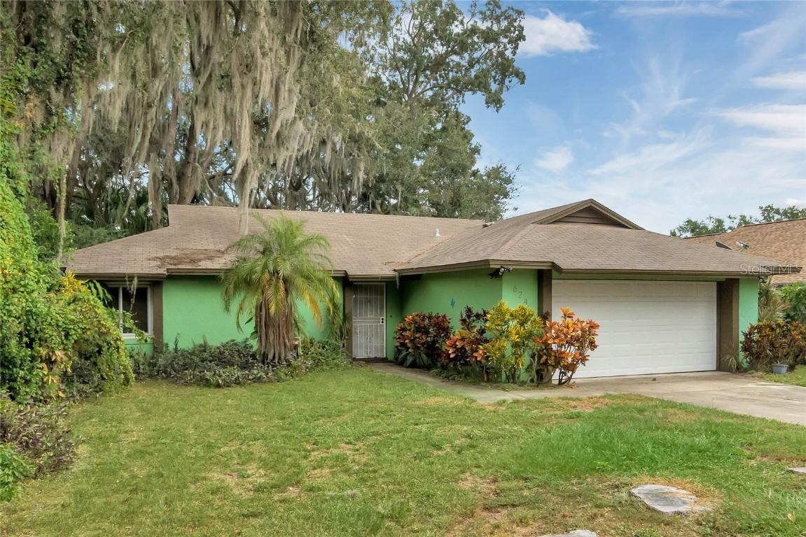 624 Vernon Ave., Tavares, FL 32778