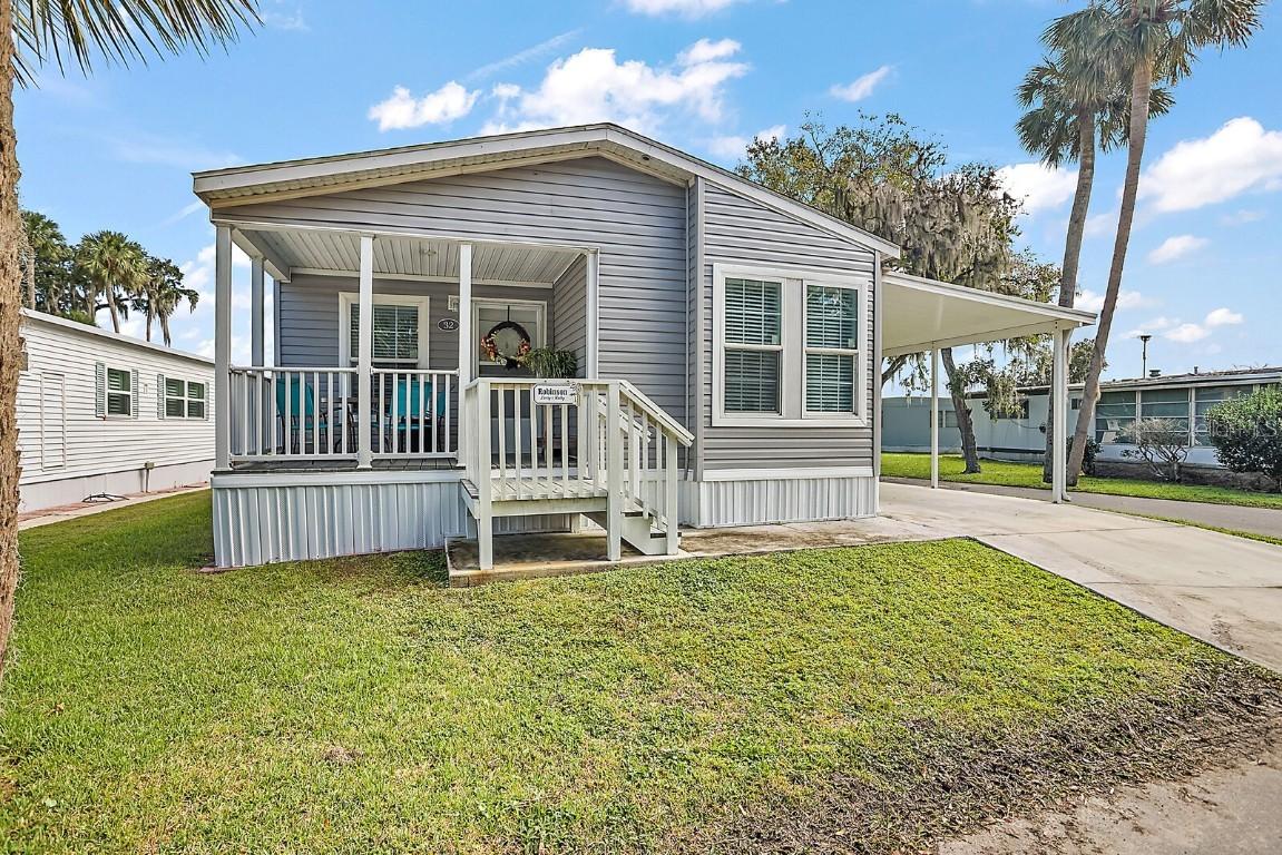32 Cocos Plumosa Dr., Eustis, FL 32726
