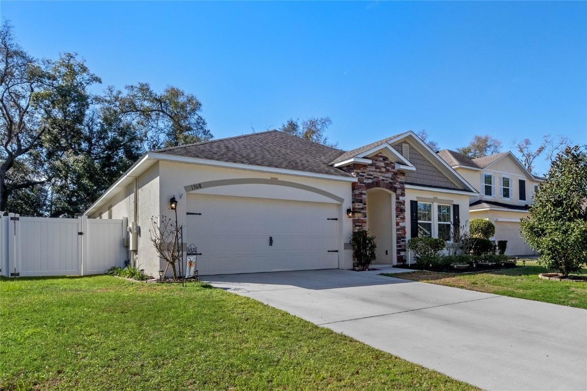 1308 Independence Ln., Mount Dora, FL 32757