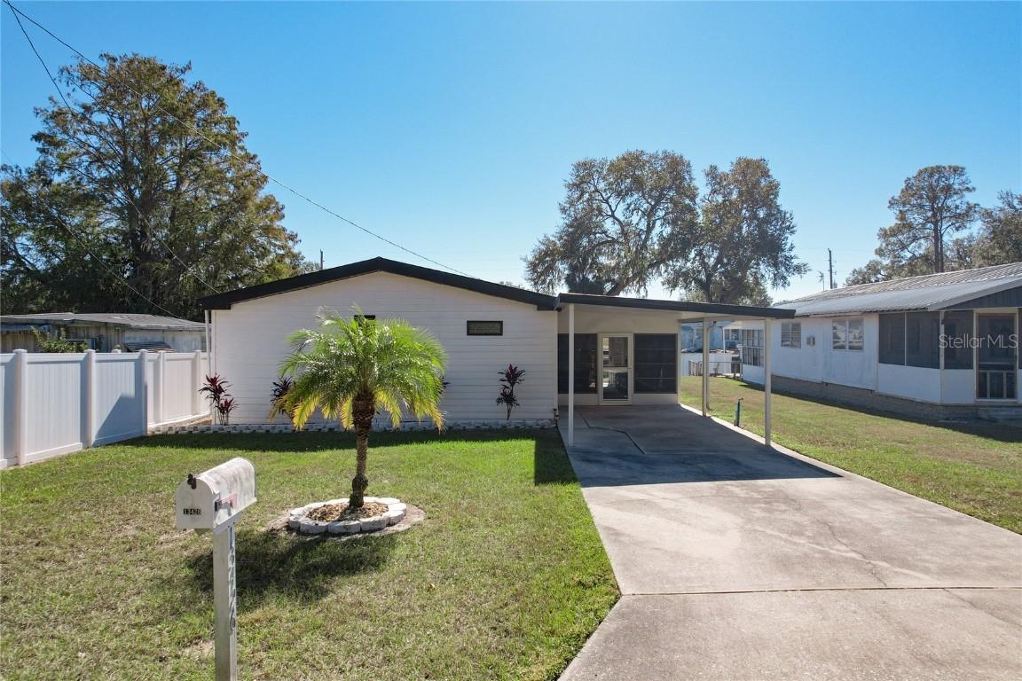 13426 Palm Dr., Astatula, FL 34705