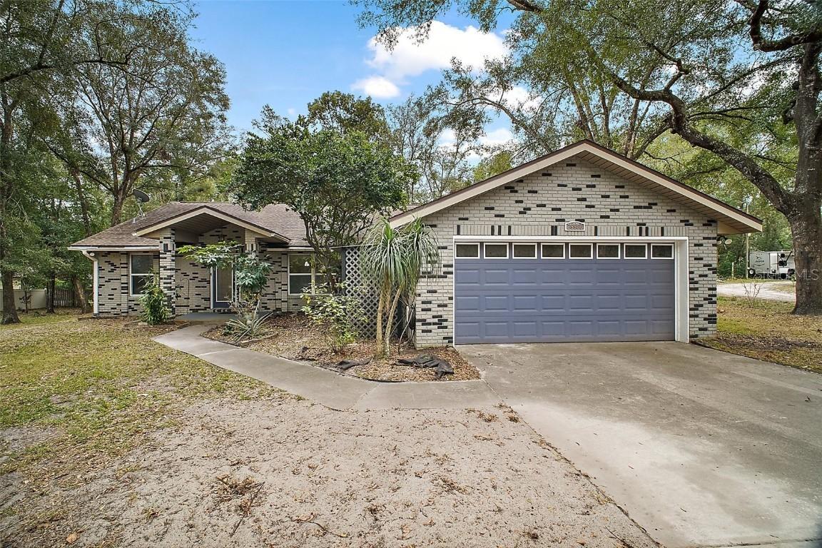 25900 Oakridge Ave., Sorrento, FL 32776