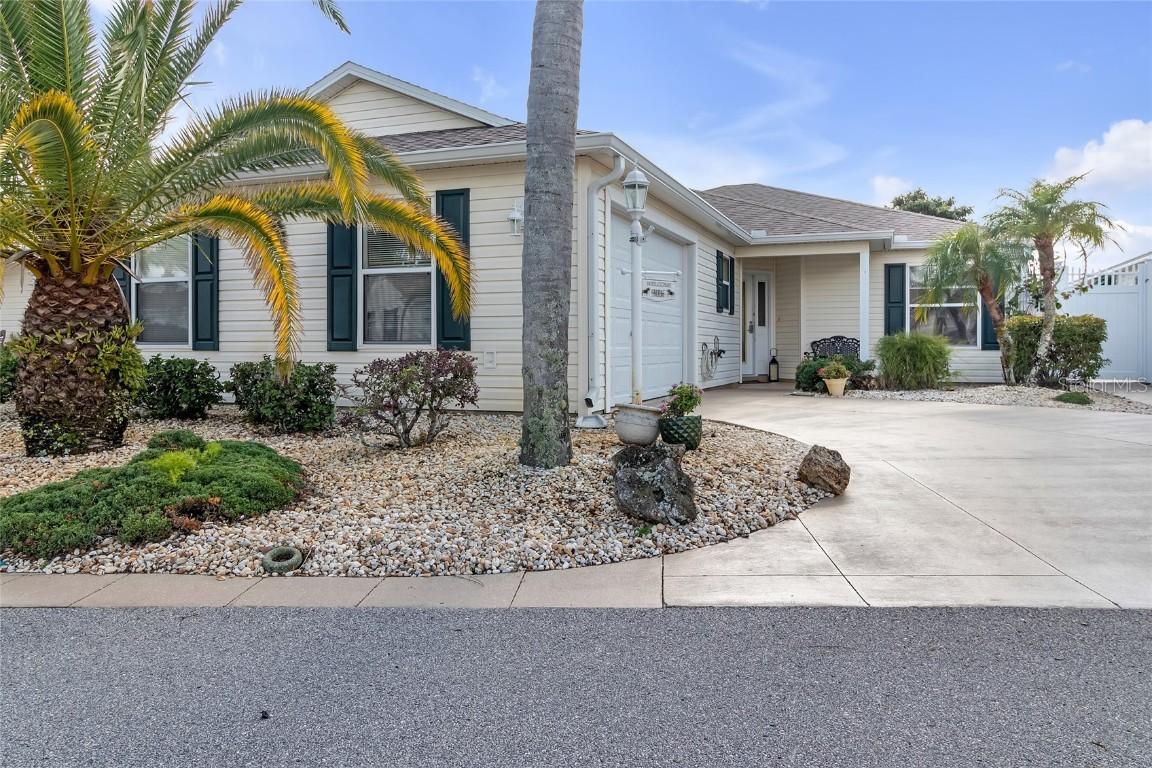 906 Drakeswood Ave., The Villages, FL 32162