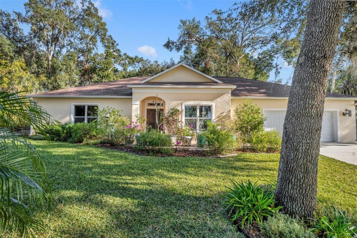 214 Forest Park Ln., Lady Lake, FL 32159