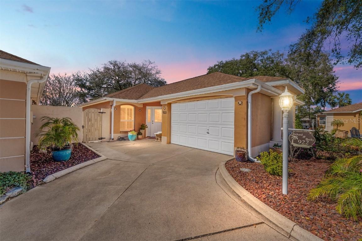 922 Cancun Ct., The Villages, FL 32159