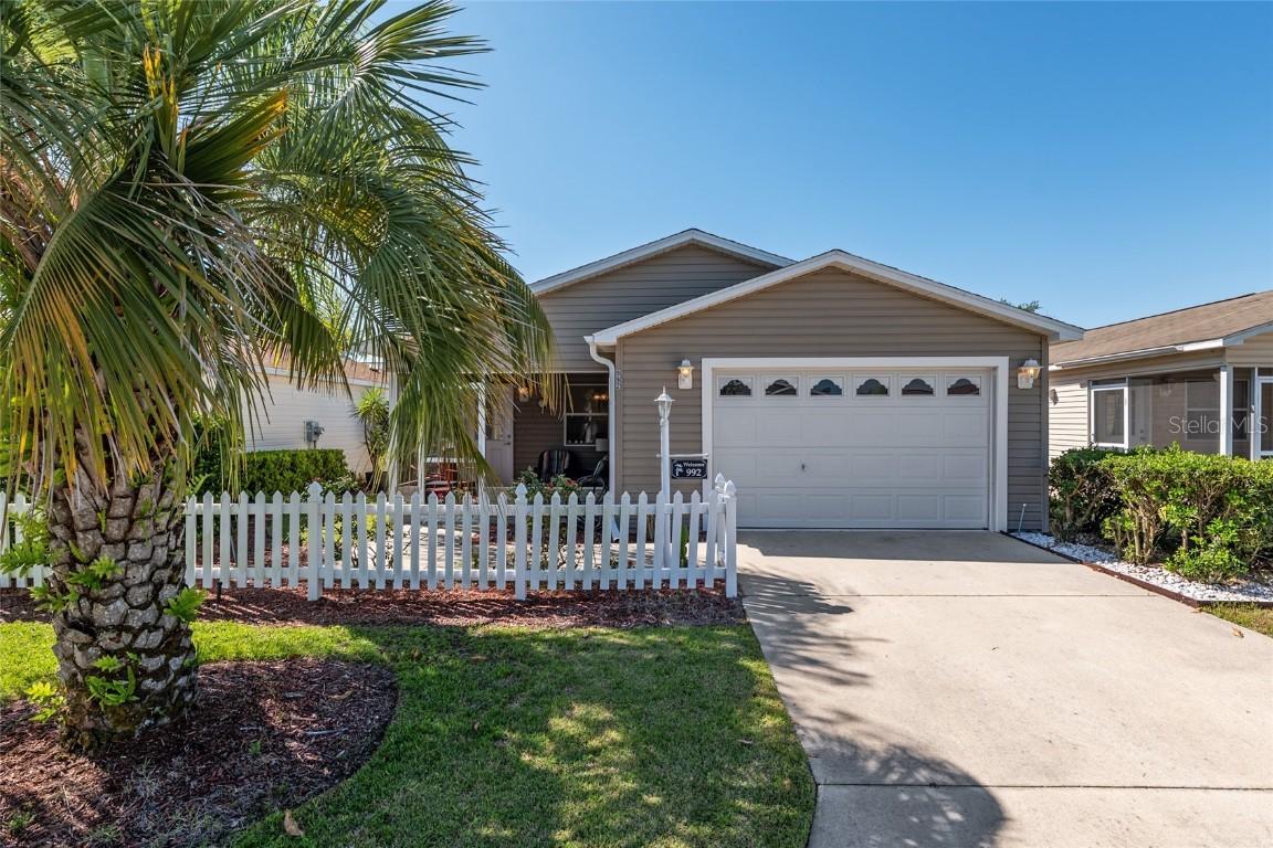992 Pinewood Pl., The Villages, FL 32162