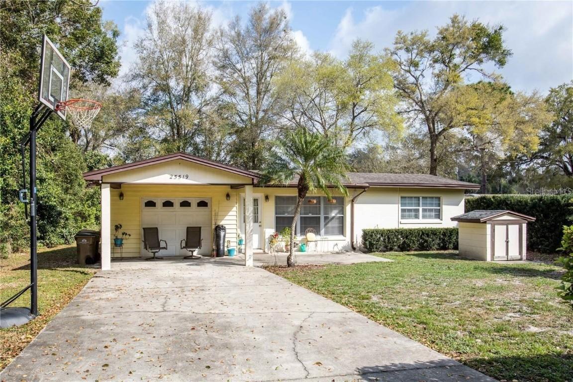 25519 Colmar Ave., Sorrento, FL 32776