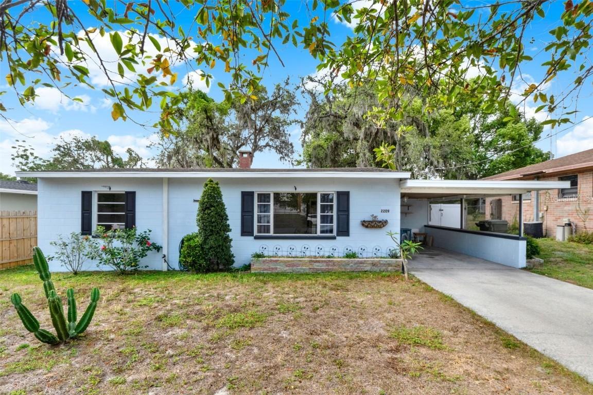 2209 Hutchinson Ave., Leesburg, FL 34748