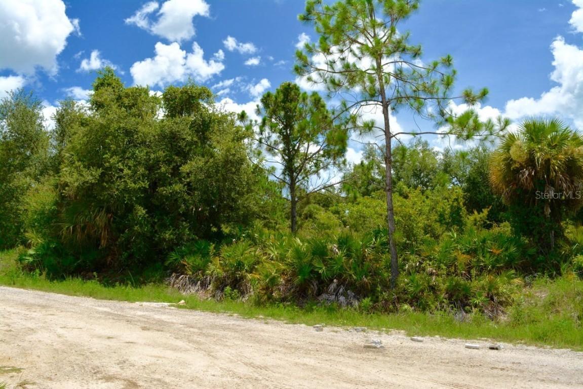 410 Thompson Ave., Lehigh Acres, FL 33972