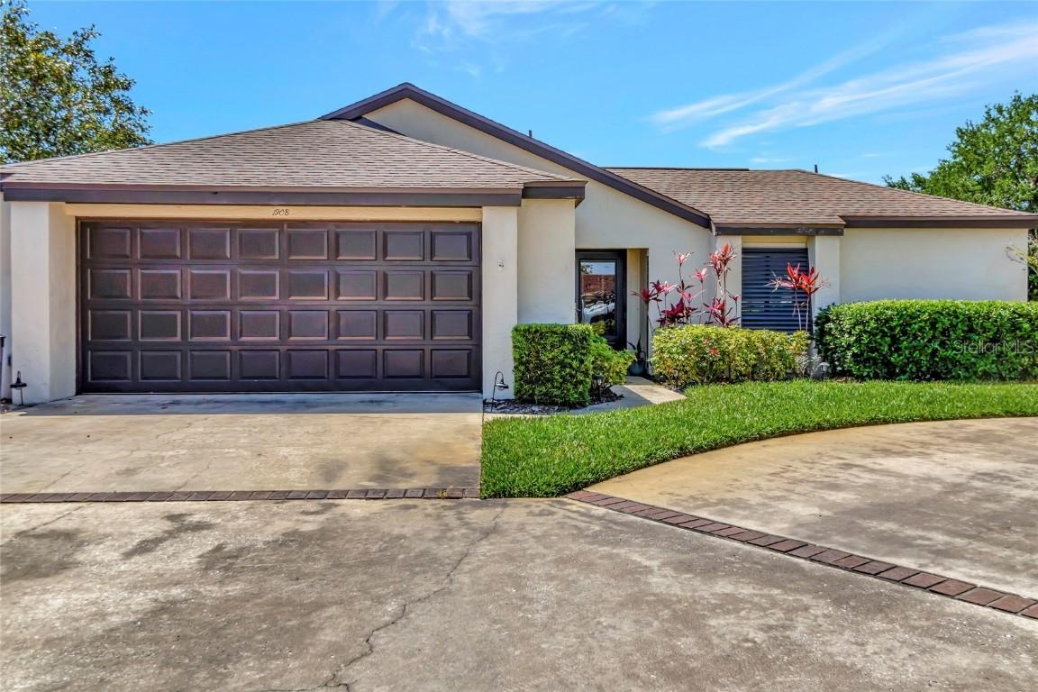 1908 Oak Cir., Tavares, FL 32778