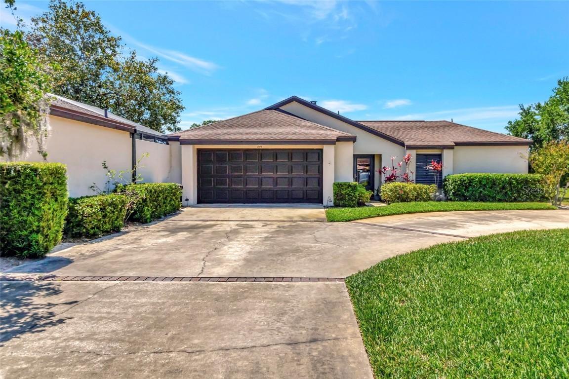 1908 Oak Cir., Tavares, FL 32778