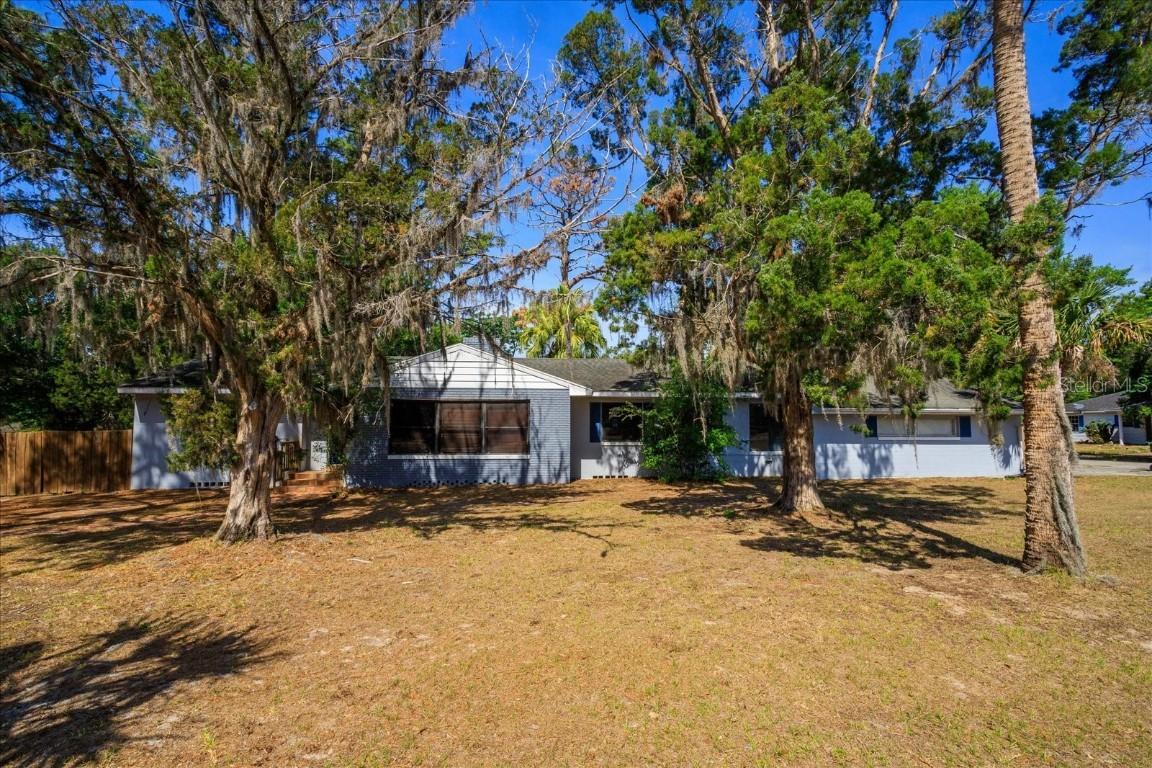 201 S Lone Oak Dr., Leesburg, FL 34748