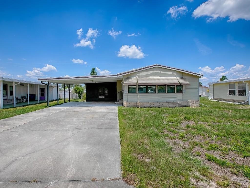 1437 Apache Cir., Tavares, FL 32778