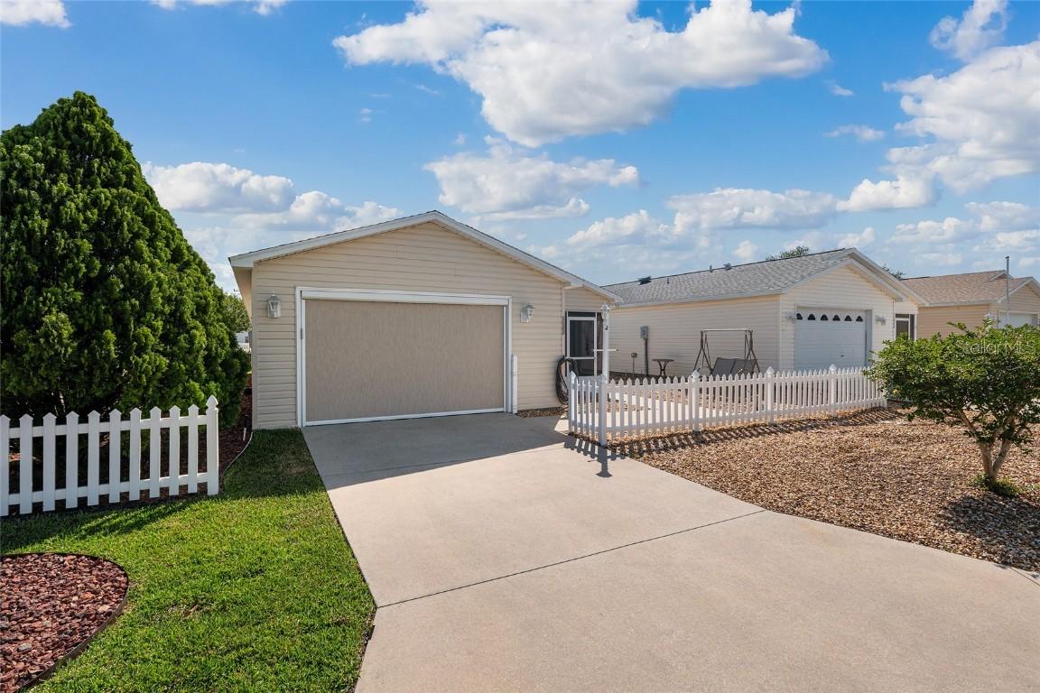 1622 Navidad St., The Villages, FL 32162