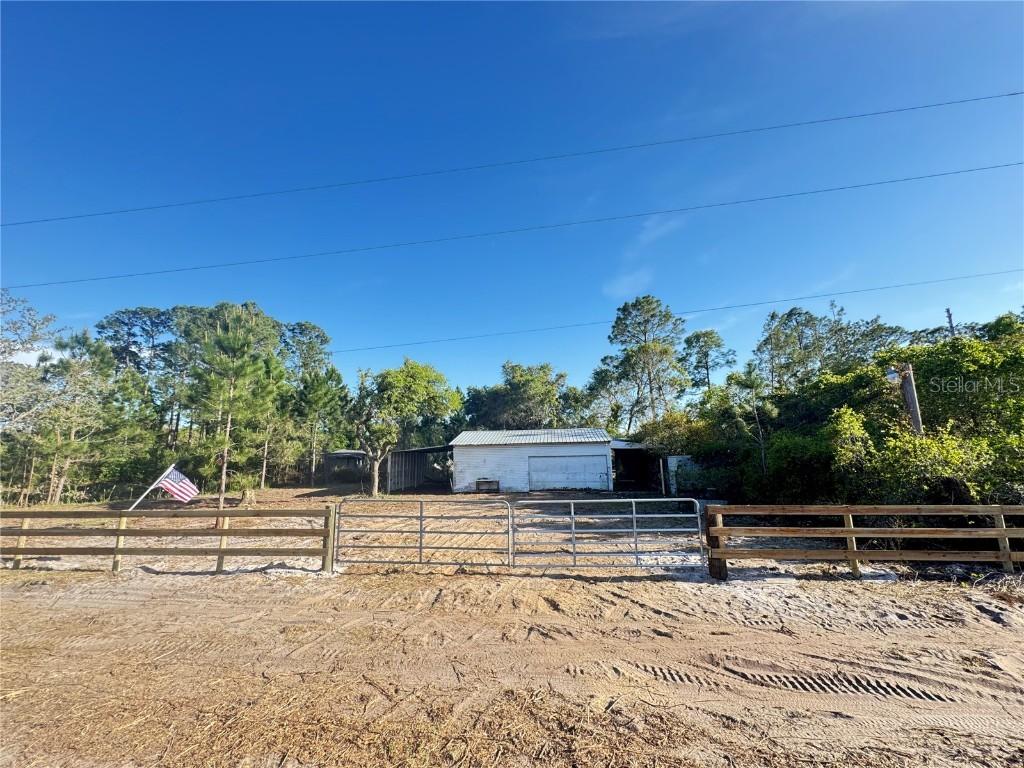 21240 SE 142nd St., Umatilla, FL 32784