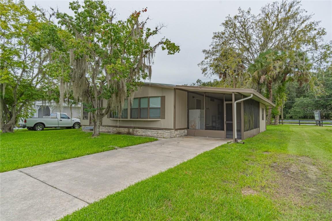 17 Canal Ct., Lake Panasoffkee, FL 33538