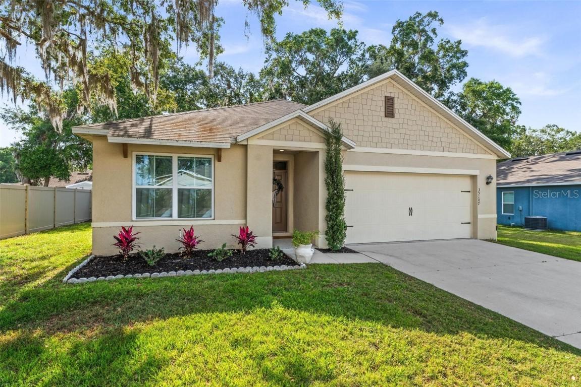 35107 Sweet Leaf Ln., Leesburg, FL 34788
