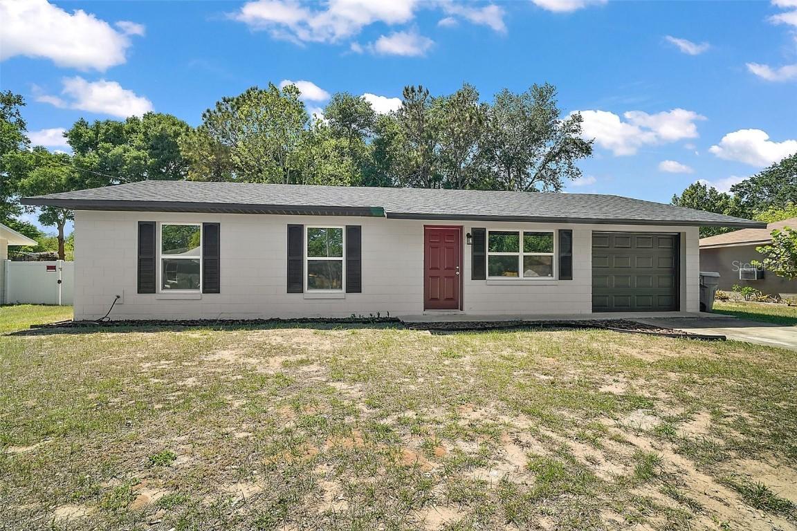 525 Oak Dr., Tavares, FL 32778