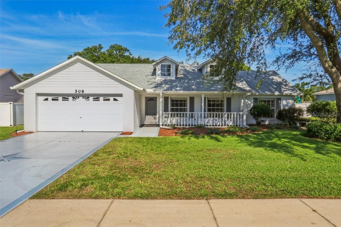 508 Woodview Dr., Tavares, FL 32778