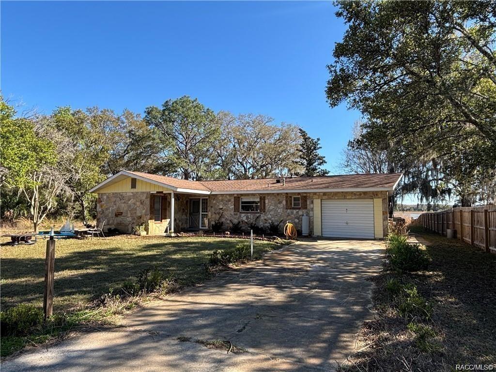 24892 SW Sailboat Dr., Dunnellon, FL 34431