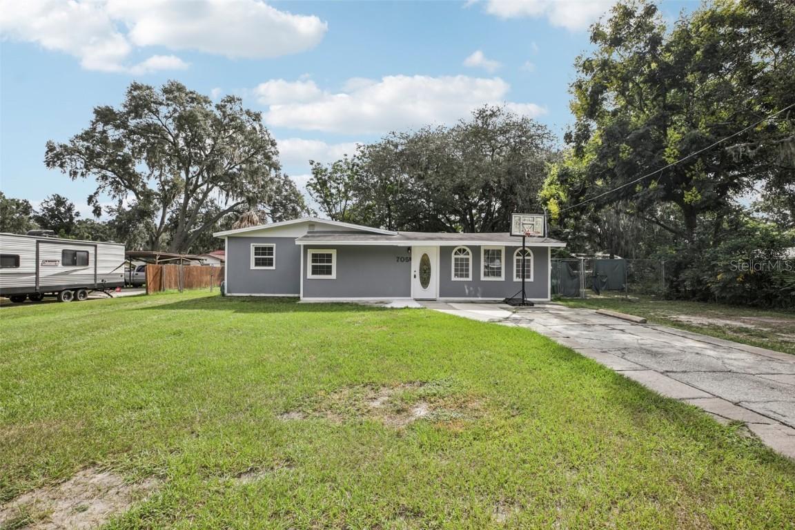 705 Poinsettia Ave., Fruitland Park, FL 34731
