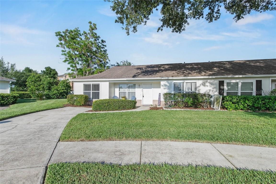 1726 Tropical Ct., Tavares, FL 32778