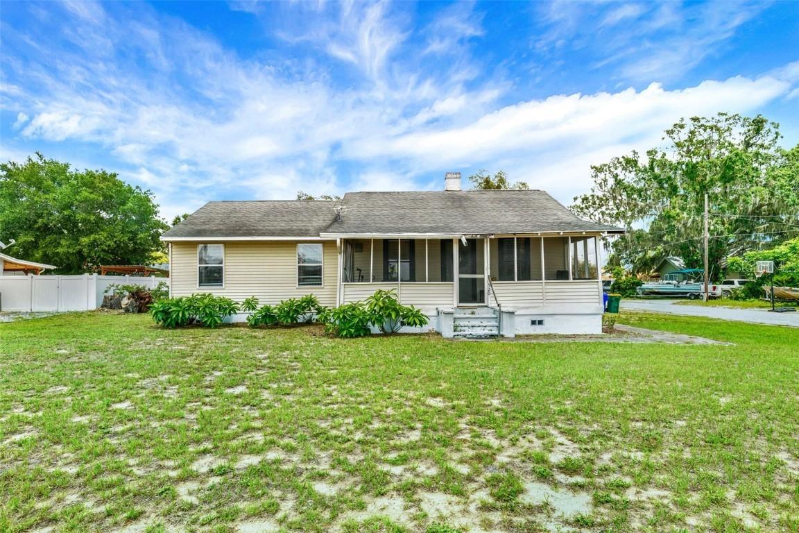 520 Dora Ave., Tavares, FL 32778