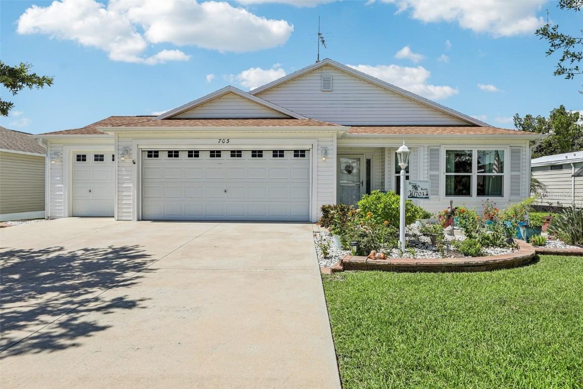 703 Royal Palm Ave., Lady Lake, FL 32159