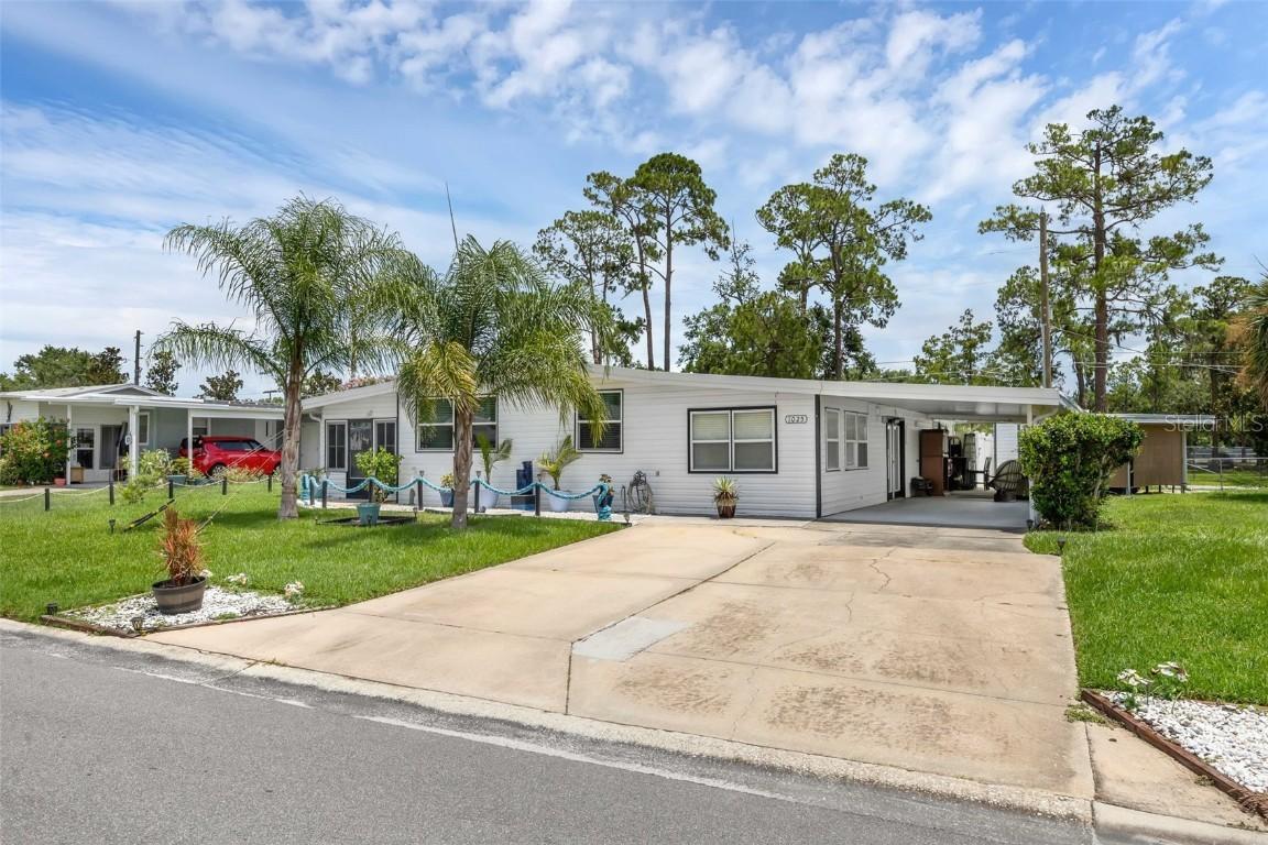1025 Capella Dr., Tavares, FL 32778