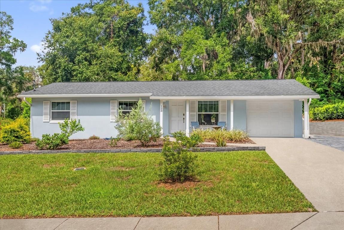 123 N Clayton St., Mount Dora, FL 32757