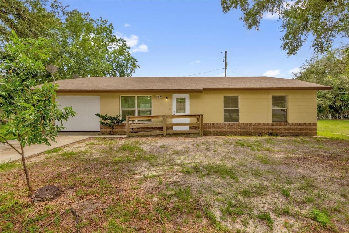 302 W Rose Ln., Lady Lake, FL 32159