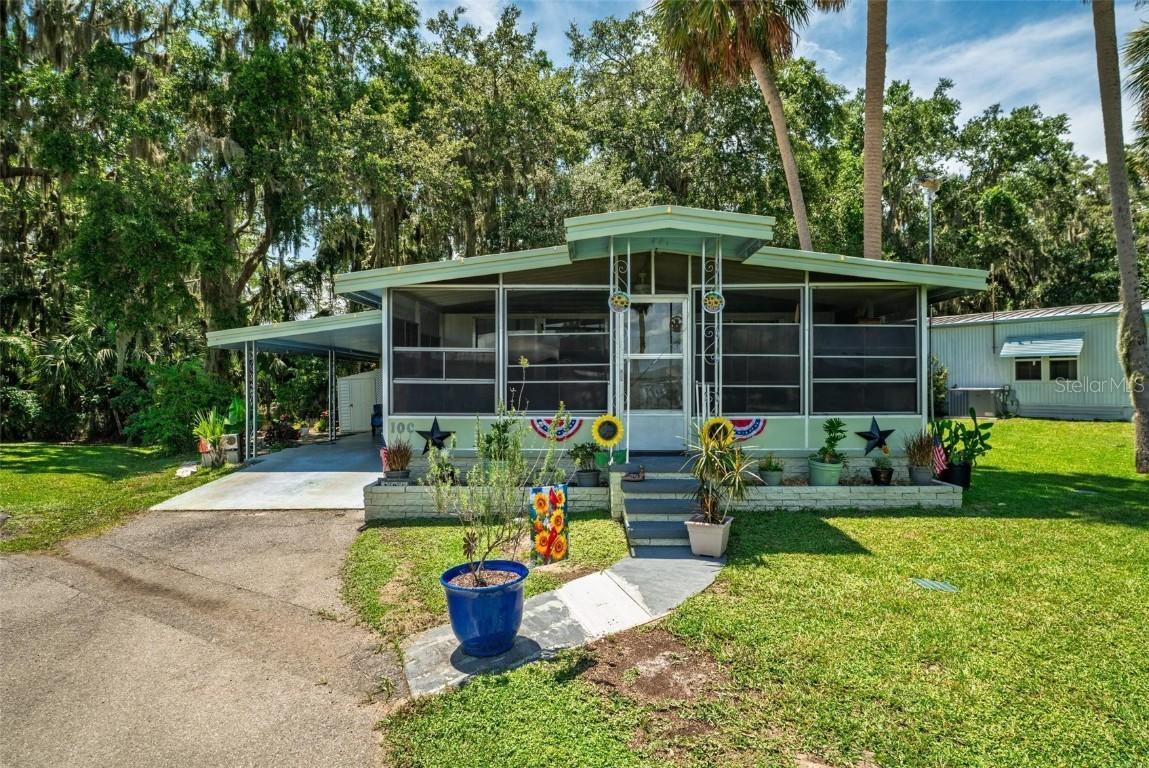 10 Cocos Plumosa Dr., Eustis, FL 32726