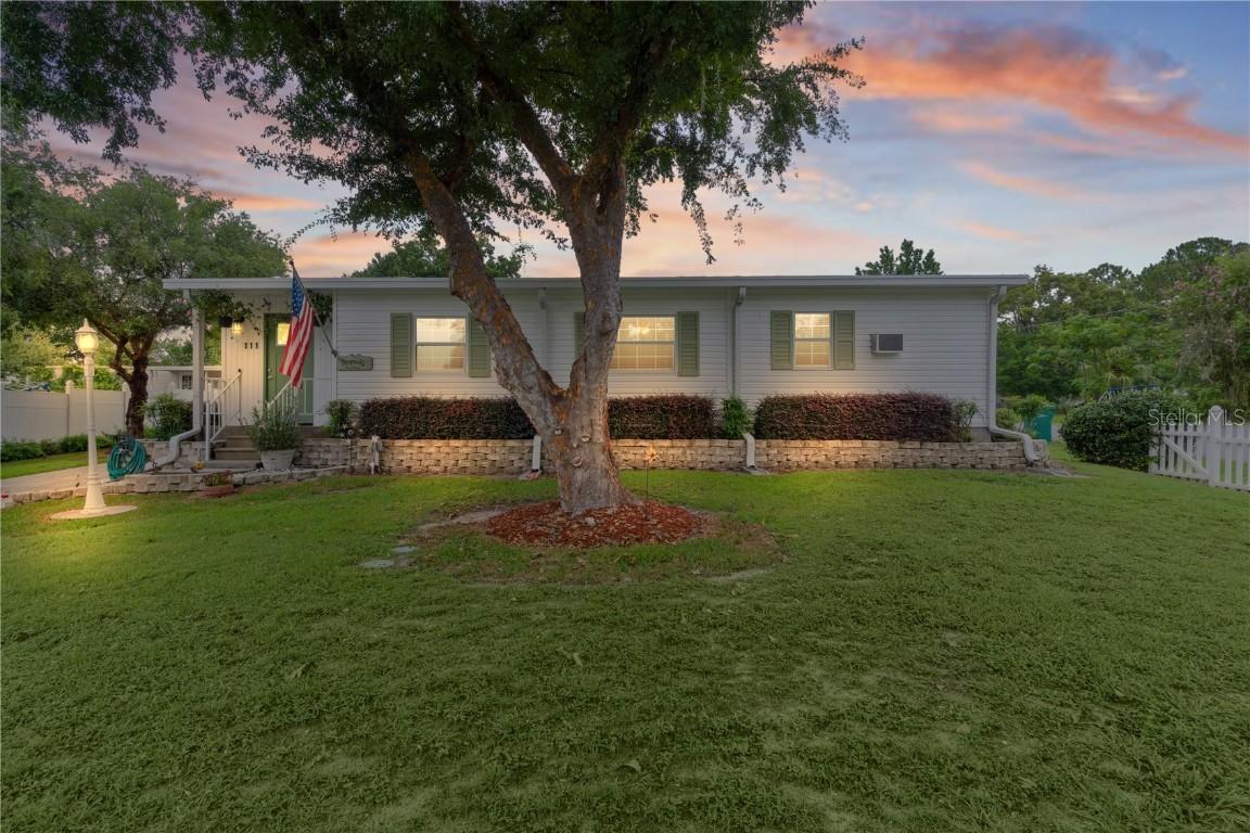 111 Mark Ave., Lady Lake, FL 32159
