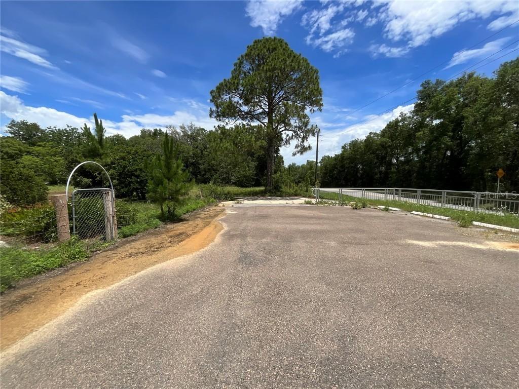 101 Hickory Ln., Interlachen, FL 32148