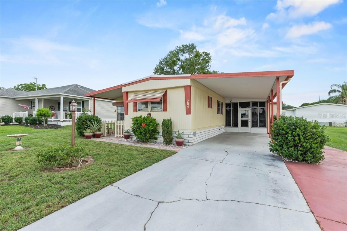 805 Royal Palm Ave., Lady Lake, FL 32159