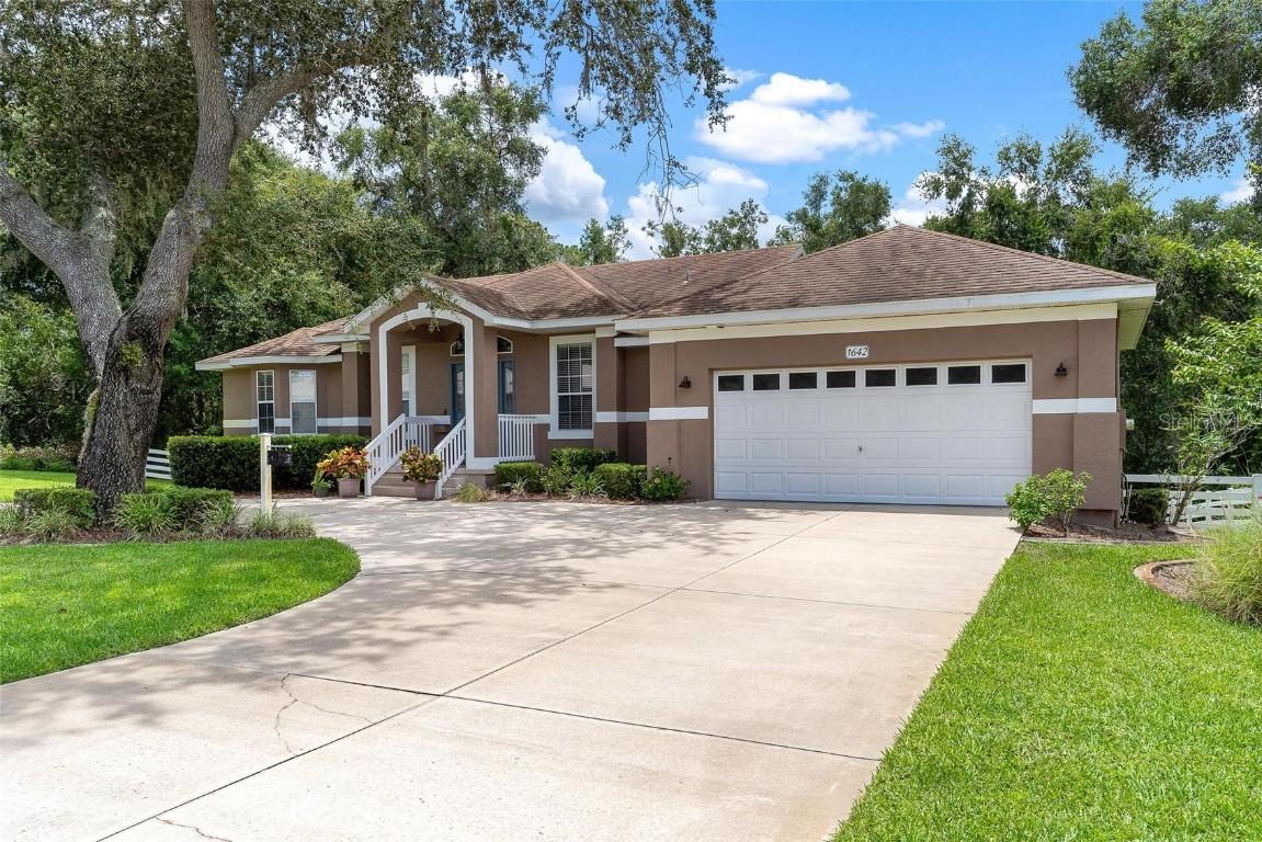 1642 Hickory Ridge Dr., Fruitland Park, FL 34731