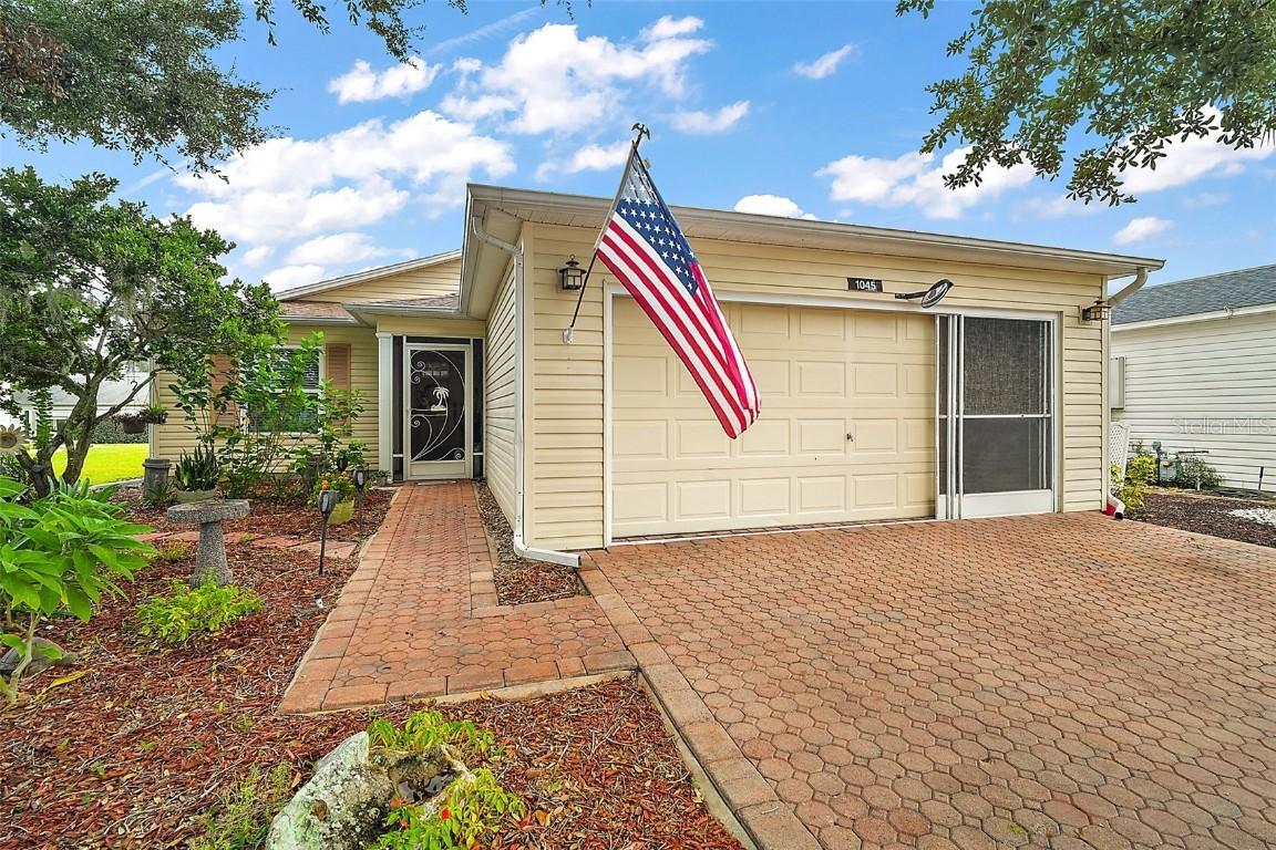 1045 Meadowbend Dr., Leesburg, FL 34748