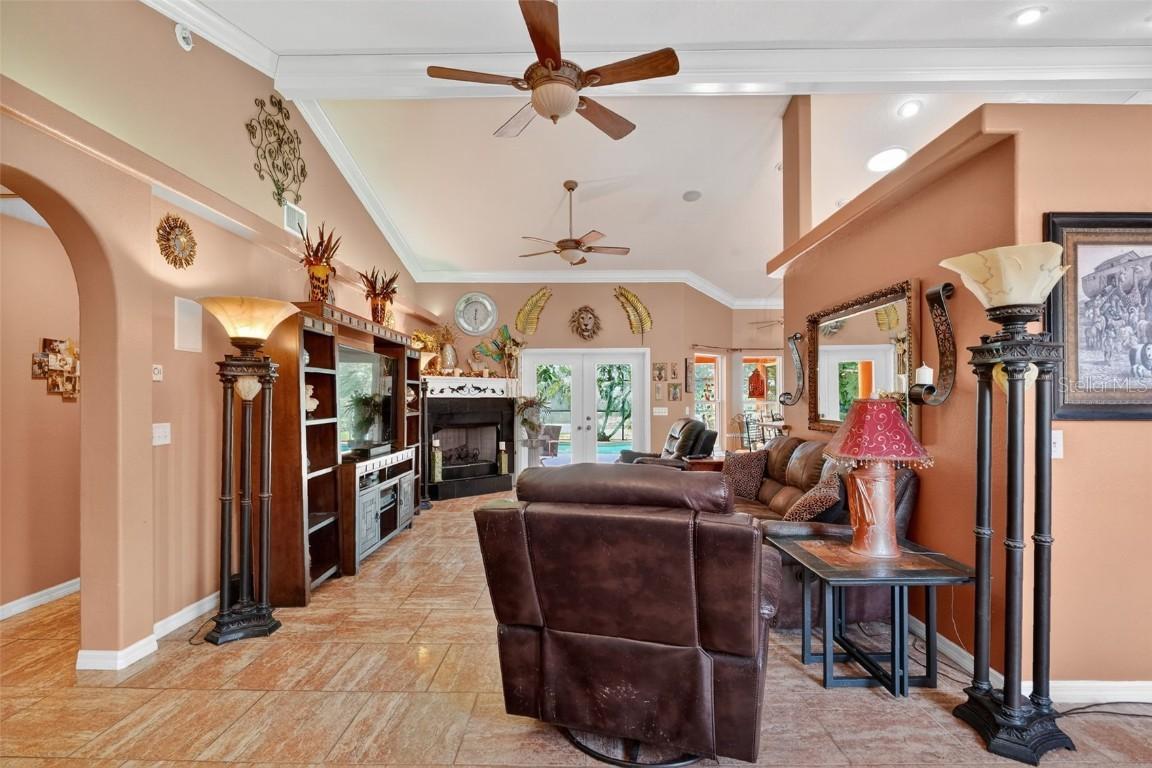 13316 Biscayne Dr., Grand Island, FL 32735