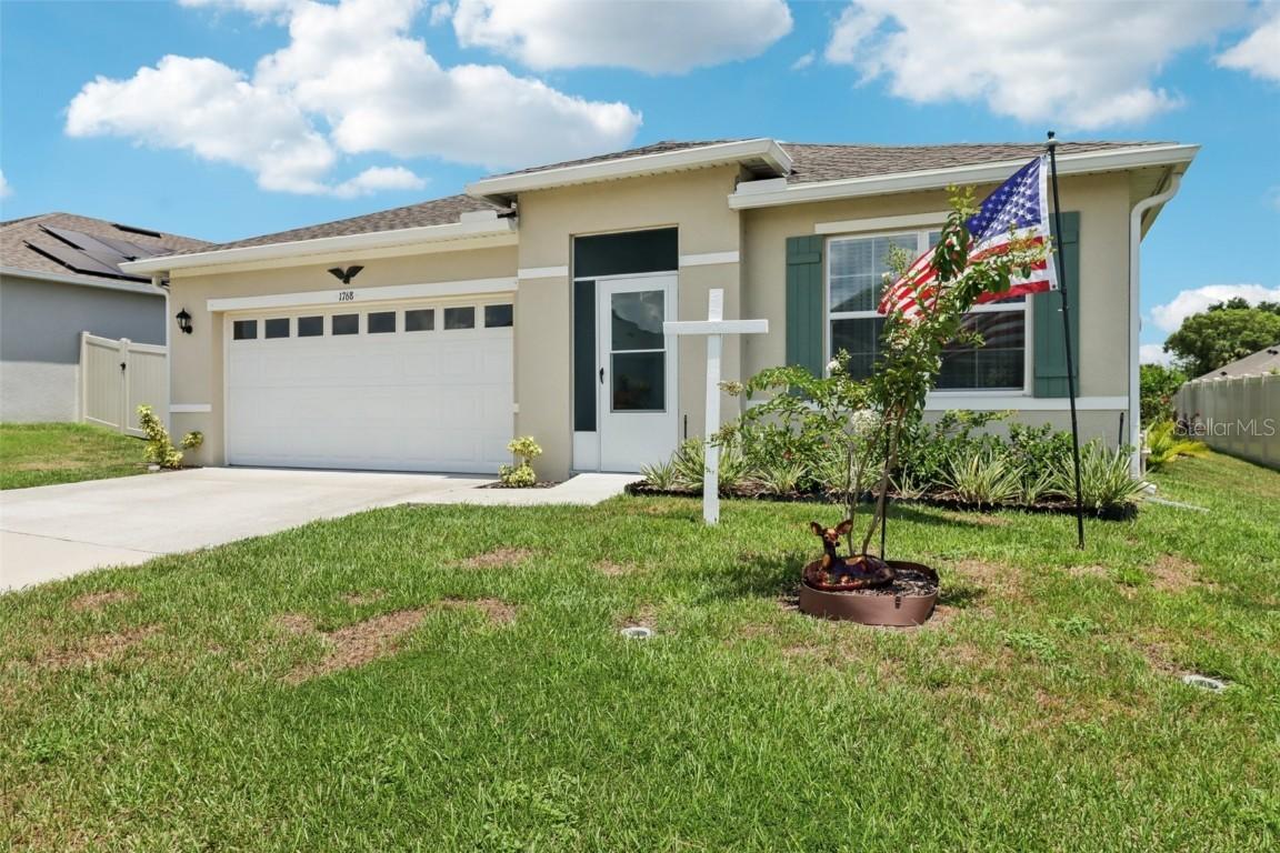 1768 Henin Cir., Tavares, FL 32778