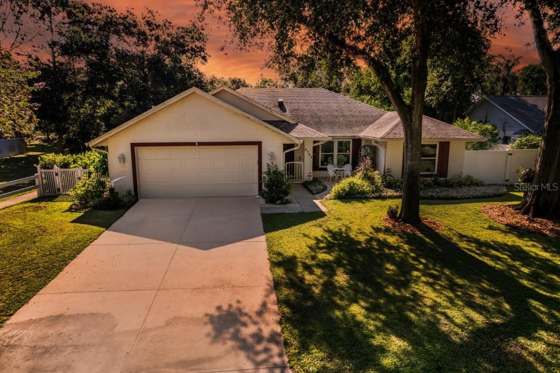 2705 Autumn Ln., Eustis, FL 32726