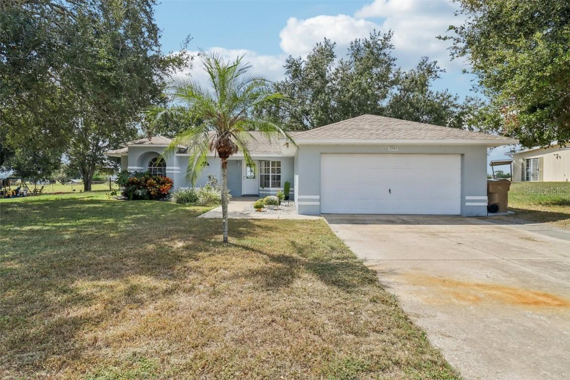 37149 Sandy Ln., Grand Island, FL 32735