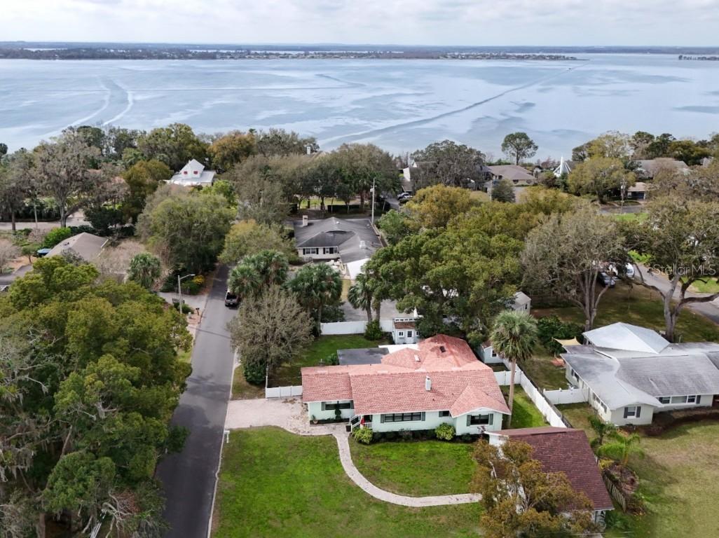 580 Page Ln., Mount Dora, FL 32757